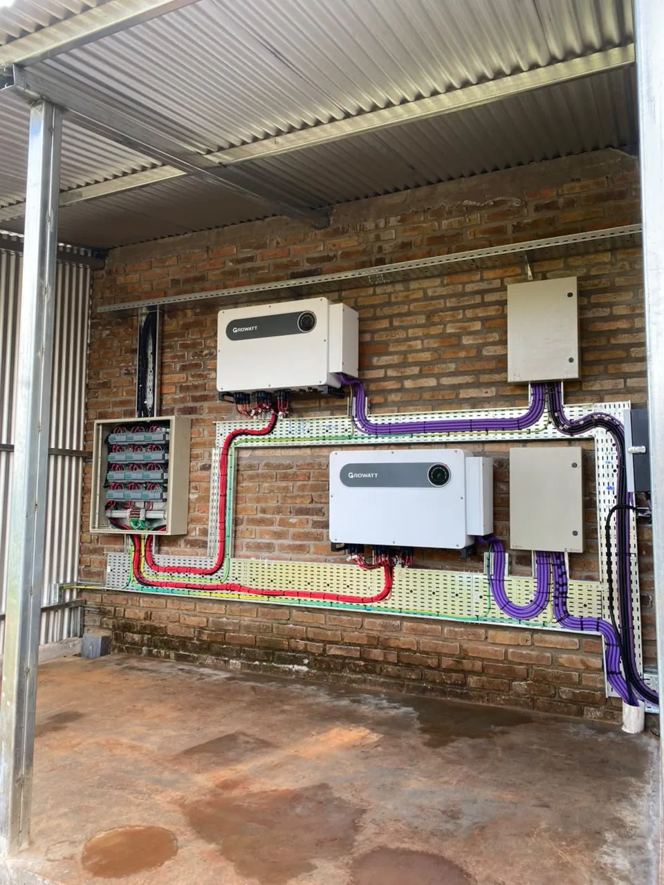 Sala técnica con dos inversores y cableado ordenado en bandejas portacables