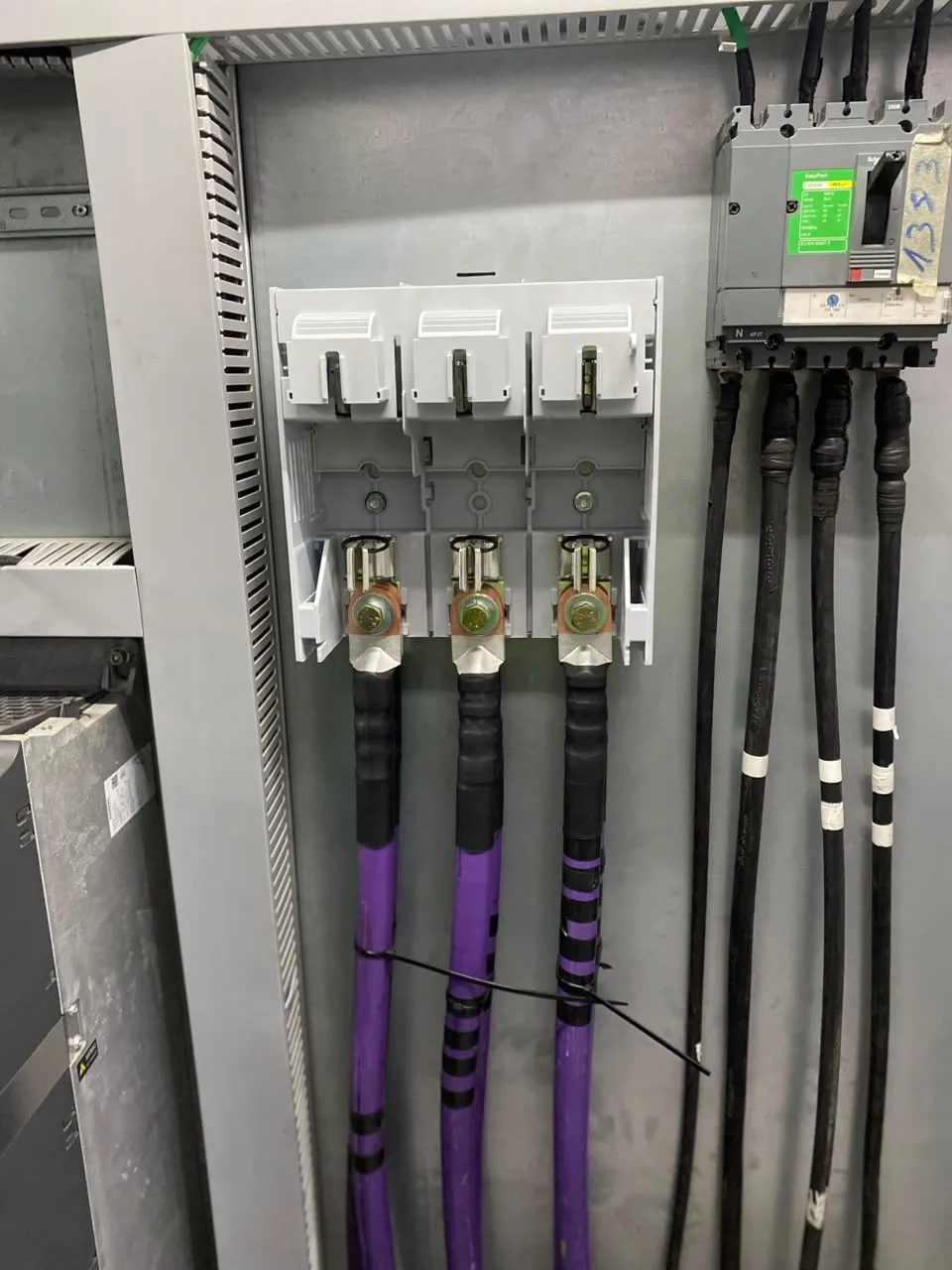 Seccionadores fusibles y cables de potencia en un tablero